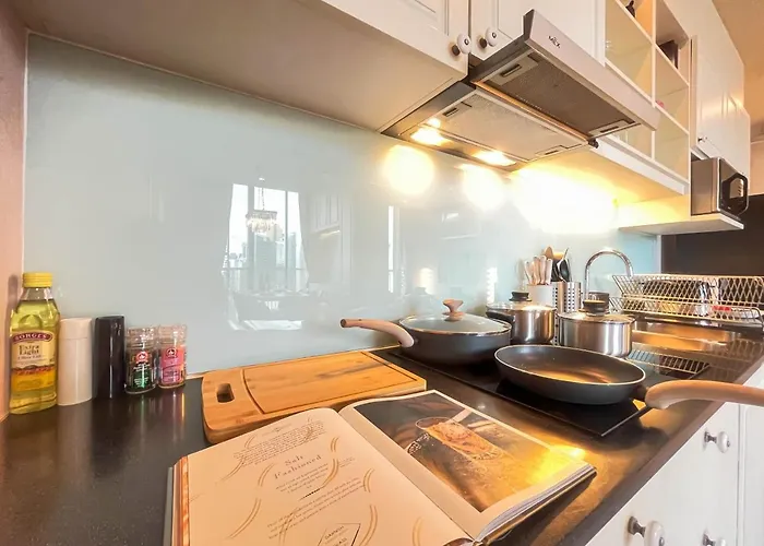 Cbd Living 2 Bedroom ︱prime Sukhumvit ︱walk To Bts Asok & Mrt Skv ︱ultrawi-fi