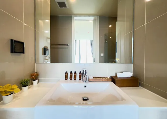 Cbd Living 2 Bedroom ︱prime Sukhumvit ︱walk To Bts Asok & Mrt Skv ︱ultrawi-fi
