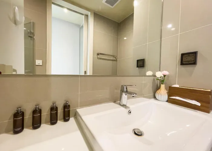 Cbd Living 2 Bedroom ︱prime Sukhumvit ︱walk To Bts Asok & Mrt Skv ︱ultrawi-fi *