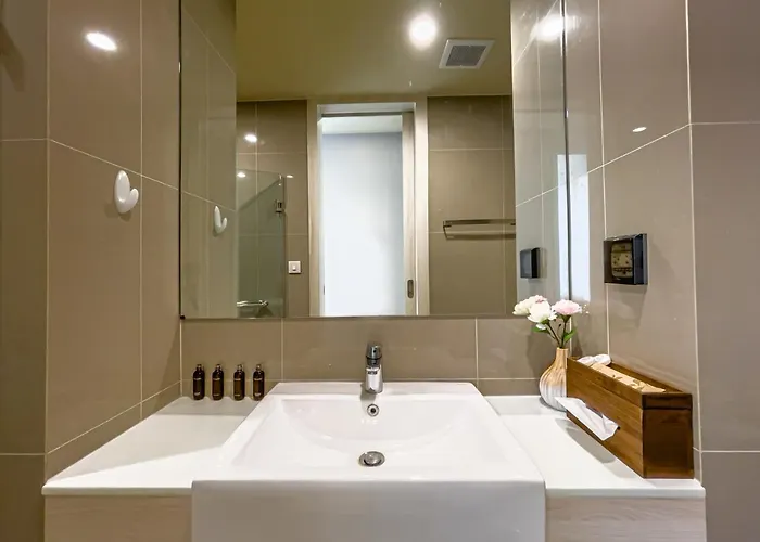 Apartment Cbd Living 2 Bedroom ︱prime Sukhumvit ︱walk To Bts Asok & Mrt Skv ︱ultrawi-fi *